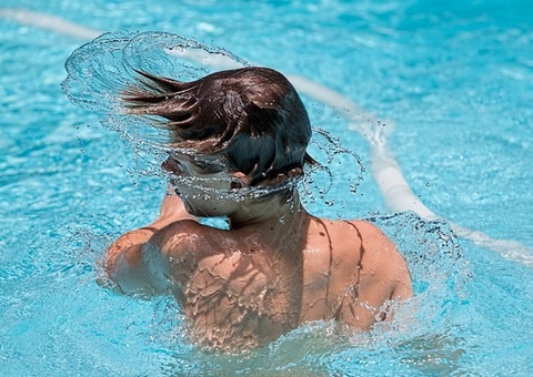 Menino que invadiu casa para brincar em piscina será indenizado após agressão
