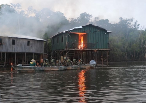 Operação do Exército destrói mais de 70 dragas de garimpeiros ilegais no Amazonas 