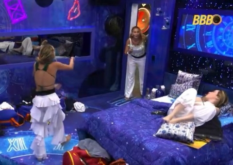 BBB: Ana Paula e Samira flagram Sarah ouvindo conversa atrás da porta 