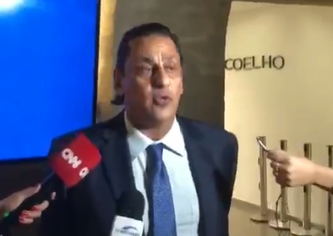 Advogado de Bolsonaro, Wassef entra sem máscara no Senado e se tranca no banheiro feminino