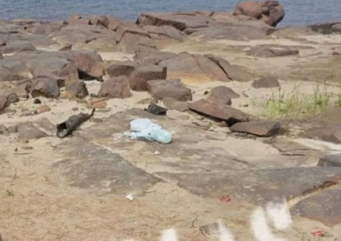 Enrolado em saco e crivado de tiros, corpo de homem é achado na Praia do Cachorro