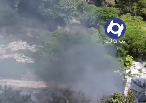 Ao vivo: Incêndio atinge área de mata em Manaus