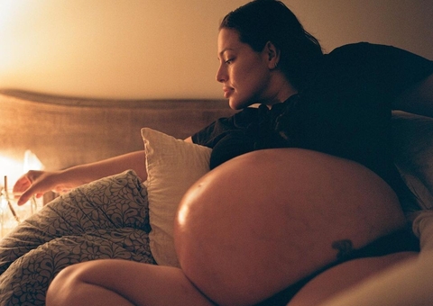 Ashley Graham dá à luz aos gêmeos em parto em casa 