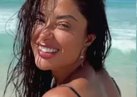 Fio-dental de Aline Riscado ‘se perde’ em meio a bumbum redondíssimo