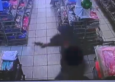 Criminoso leva pagamento de funcionários e atira em 2 durante assalto a loja no Centro