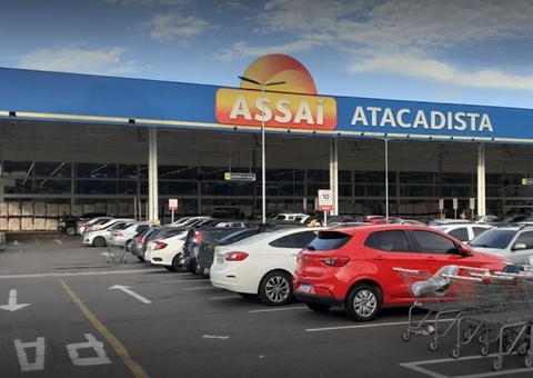 Vigilante é assaltado no estacionamento de supermercado em Manaus