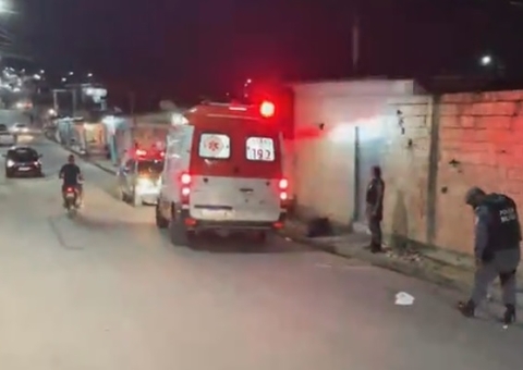 Revoltados, populares espancam assaltante em rua de Manaus