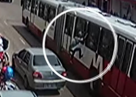 Vídeo: Jovem pula de ônibus em movimento e tem cabeça atingida por rodas em Manaus