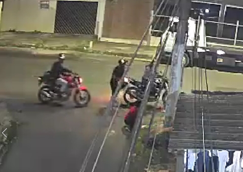 Mulher é cercada por motociclistas durante assalto no Japiim; vídeo