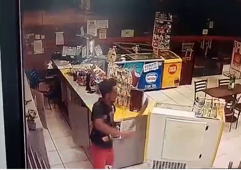 Descontrolado, homem invade loja com terçado e ataca funcionários em Manaus