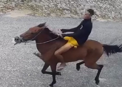 Homem em cavalo faz arrastão em paradas de ônibus