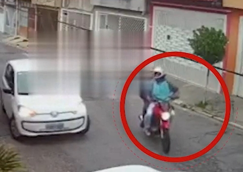 Vídeo: motorista reage a assalto e atropela dois criminosos em moto