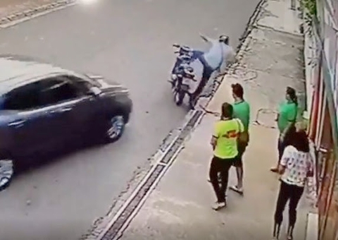 Justiceiro atropela suspeito durante assalto a trabalhadores em Manaus; vídeo