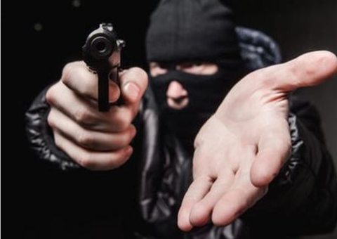 Dupla se dá mal após tocar terror durante assalto à pizzaria em Manaus