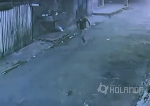 Vídeo mostra tiroteio entre PM e suspeitos de assalto no Alvorada; homem morreu