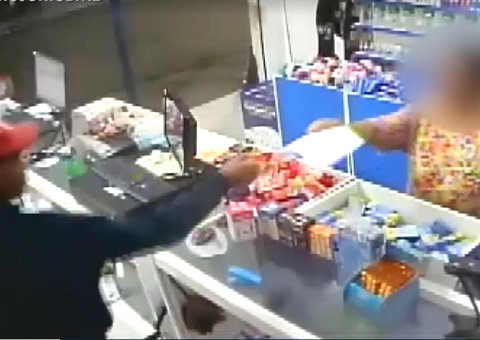 Sem saber de assalto, mulher entrega receita para criminoso em farmácia 