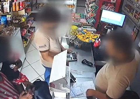 Câmera flagra homem assaltando padaria com criança no colo 