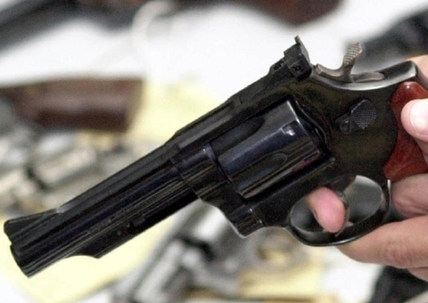 Dupla armada rende proprietário de empresa e rouba celulares em Manaus 