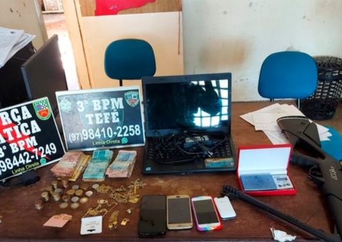 Dupla é presa com mais de R$ 2 mil após denúncia de assalto no Amazonas