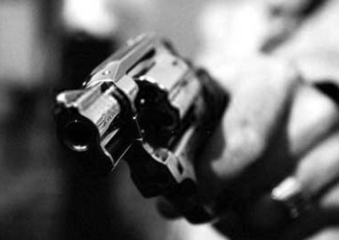 Criminosos jogam jovem de carro e o 'metralham' no meio da rua em Manaus