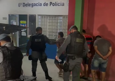 Celular roubado toca durante abordagem policial e trio é preso em Manaus