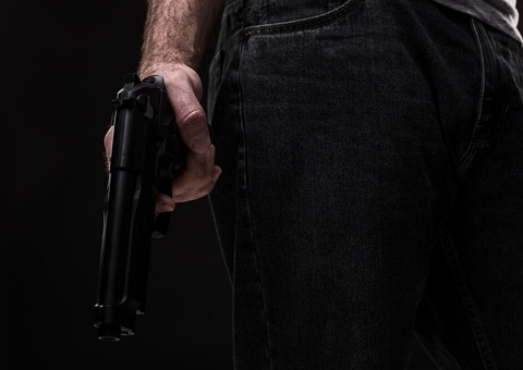 Marido é preso por tentar matar esposa no Santa Etelvina; vítima apanhou com arma