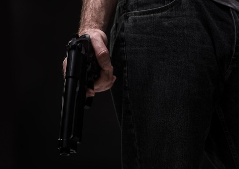 Marido é preso por tentar matar esposa no Santa Etelvina; vítima apanhou com arma