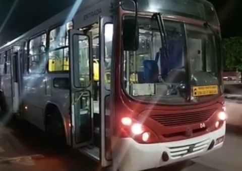 Homem foge e deixa mulher apanhar em assalto frustrado a ônibus de Manaus