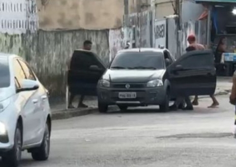 Homem é agredido ao se masturbar em carro e assediar mulher no Crespo