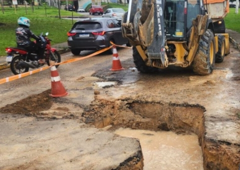 Obra interdita trecho da Avenida Djalma Batista e causa lentidão no trânsito