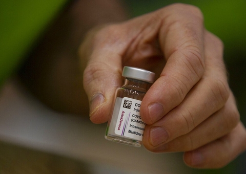 Dinamarca desiste de usar vacina da AstraZeneca