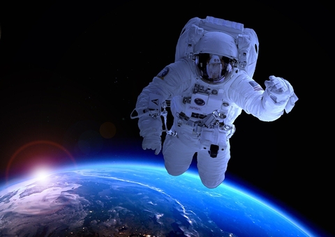 Primeiros turistas espaciais da SpaceX mostram fotos com trajes modernos