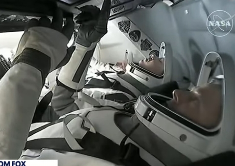 Astronautas voltam para Terra após 9 meses presos no espaço; vídeo