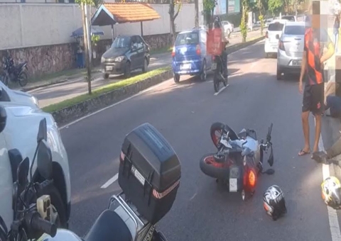 Acidente entre carro e motocicleta deixa homem ferido em avenida de Manaus 