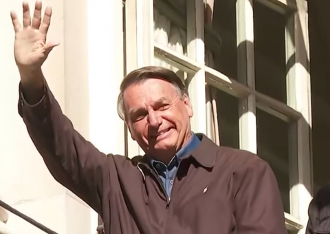 Bolsonaro e comitiva chegam à Inglaterra para funeral da rainha Elizabeth II