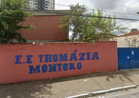 Professora esfaqueada por aluno durante ataque em escola morre em hospital