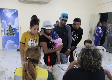 Quase 300 estão desabrigadas após incêndio devastar mais de 30 casas em Manaus