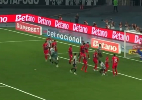 Botafogo empata com Athletico-PR no último lance e mantém liderança no Brasileirão; vídeo