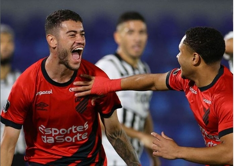 Athletico leva susto, vence Libertad e lidera grupo na Libertadores