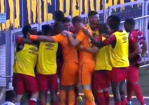 Athletico-PR vence Atlético-MG de virada e com gol no último lance no Mineirão