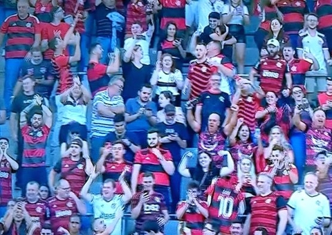 Torcida do Flamengo provoca Atlético-MG e homenageia Allan com outdoor em BH