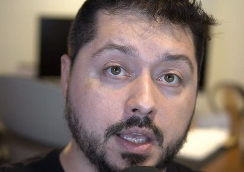 Pesquisador Atila Iamarino toma 1ª dose da vacina contra Covid-19