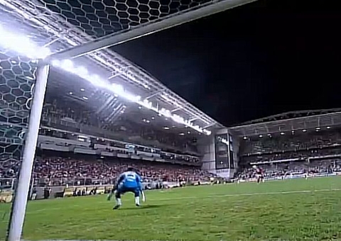 Arrascaeta resolve, e Flamengo vence Atlético-MG de virada no Brasileirão