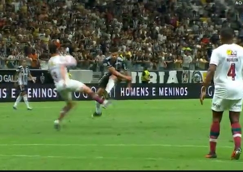 Paulinho brilha e Atlético-MG vence misto do Flu e cola no G4