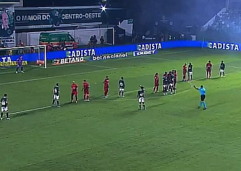 Athletico e Goiás empatam em jogo com golaço de Vitor Roque no Brasileirão