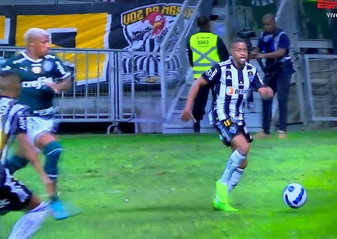 Torcida organizada do Atlético-MG cobra os jogadores no CT e sobe tom com Vargas