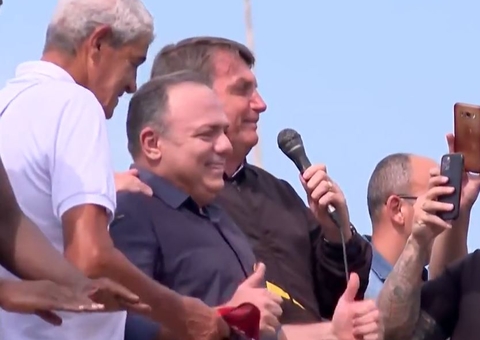 Sem máscaras, Pazuello e Bolsonaro causam aglomeração em evento no RJ