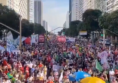 Manifestações pelo Brasil pedem impeachment de Bolsonaro; vídeos