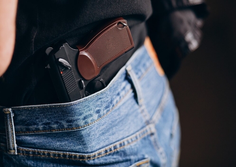 Dupla é presa com armas após atacar membros de facção rival em Coari