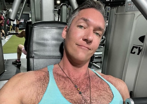  Ator pornô choca ao mostrar evolução da varíola dos macacos em seu rosto